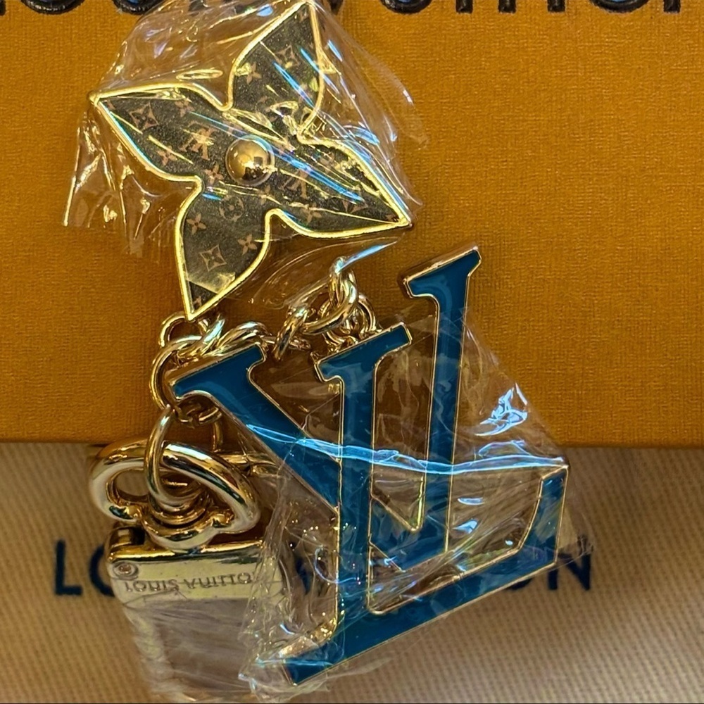 LUXURY KEY RING POP FLOWERMONOGRAM KEYCHAIN BAG CHARM BLUE NEW W BOX AND DUSTBAG